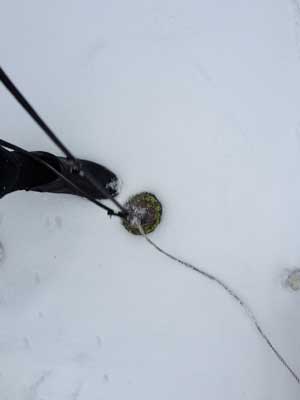 Foto von einem kleinen Metallteil im Schnee heute