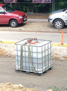 Foto mit einem Wasserbehälter auf der Straße ist zu sehen - heute um 10 Uhr.