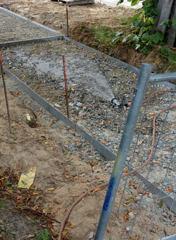 es wird gewässert Foto von dem Wässer der Linde 107 heute Abend ist zu sehen.