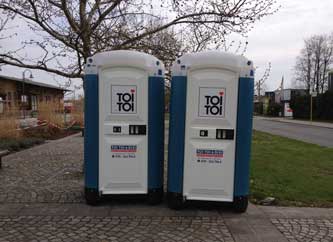 Foto von zwei transportablen WC-Kabinen 