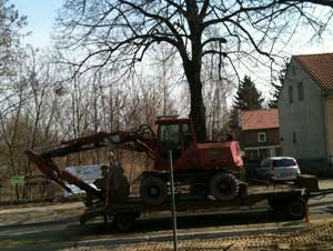 ein Bagger auf LKW Foto von einem Bagger auf einem LKW