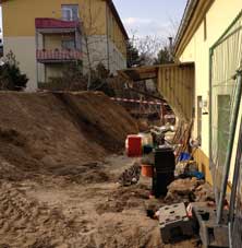 Aufschüttung hinter dem Haus Foto von einem aufgeschütteten Podest aus Erde hinter einem Haus