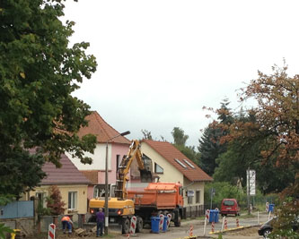Blick auf den Straßenausbau - Weglatten werden entfernt Foto: Blick auf den Straßenausbau - Wegplatten entfernen - ist zu sehen.