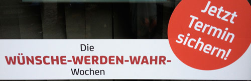 Foto von einer Reklame im Schaufenster in der Dorfstraße in Potsdam.
