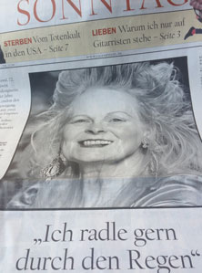 Zeitungsartikel über V. Westwood heute Foto von einem Zeitungsartikel über die Designerin Westwood ist zu sehen.