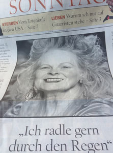 Foto von einem Zeitungsartikel über die Designerin Westwood ist zu sehen.