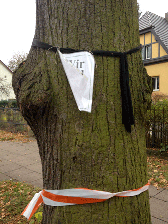 Lindenstämme Schild an den Bäumen