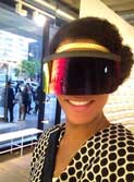 Frau namens Y. mit Sonnenbrille Foto von eienr Frau mit einer Riesensonnenbrille ist zu sehen