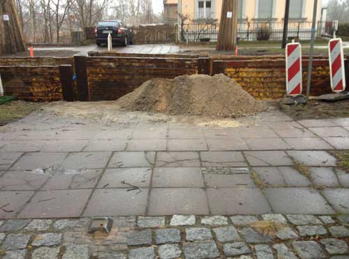 heute früh vor der Einfahrt Foto: Einfahrt heute morgen - geschlossen
