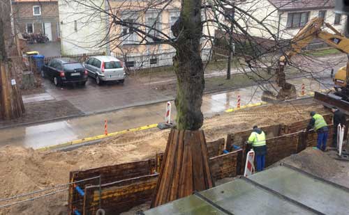 heute früh so um 8 Uhr! Foto von dem fertigen Verbau vor unserer Einfahrt - heute früh