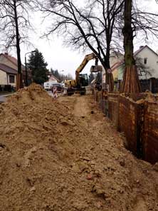 schon beim Verdichten ! Foto: beim Auffüllen und Verdichten des ersten Abschnittes vor der Linde 107 heute